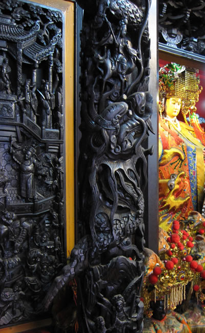 汐止濟德宮石柱廟景-媽祖兩側龍形雕木