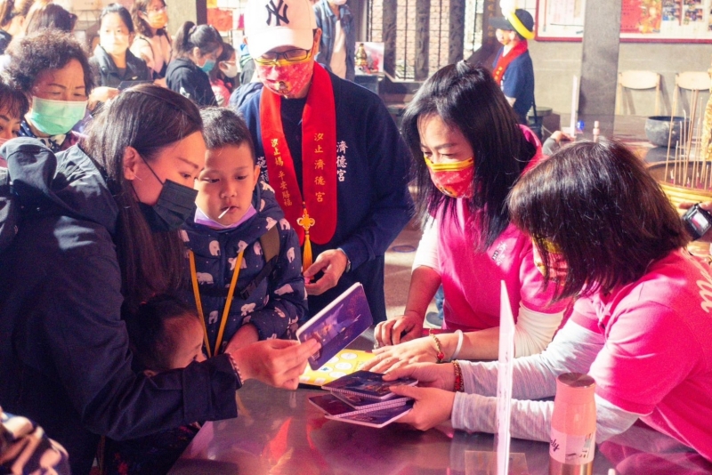 汐止濟德宮-2023-04-01 與媽祖童在一起