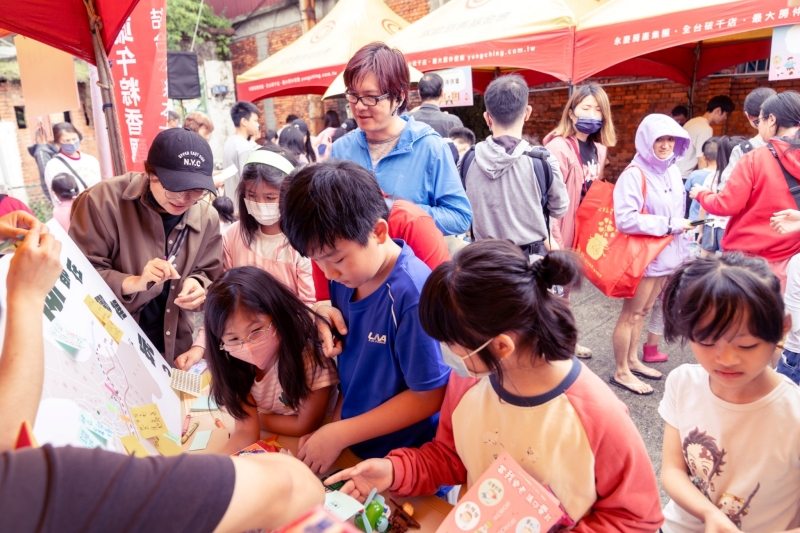 汐止濟德宮-2024-03-31 與媽祖童在一起