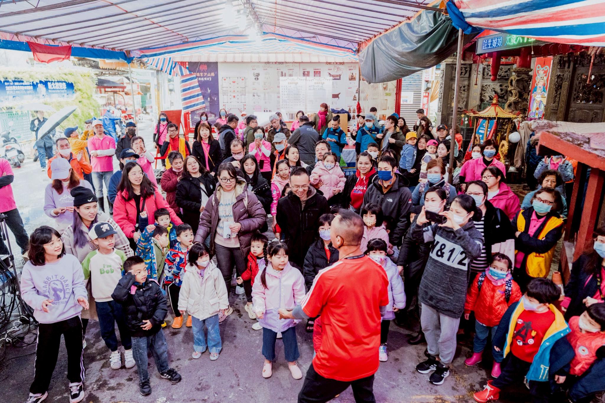 汐止濟德宮-2025-03-30 與媽祖童在一起