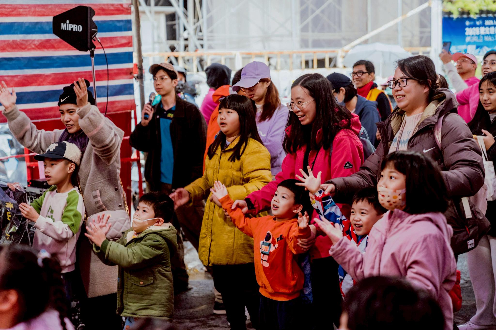 汐止濟德宮-2025-03-30 與媽祖童在一起