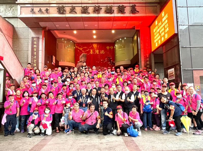 汐止濟德宮-新聞報導最新消息-汐止濟德宮主委許仲辰率委員及信眾150人自汐止宮廟出發 徒步行腳至基隆慶安宮拜會